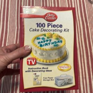 Betty Crocker 100 piece cake decorating kit